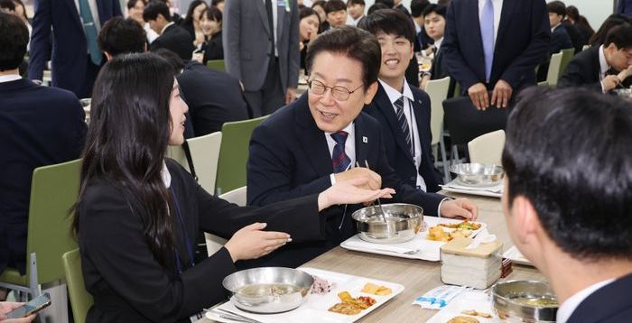 5급 예비 사무관 만난 李대통령 "돈은 마귀…공직자는 청렴해야"