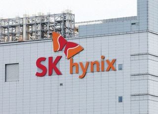 [특징주] 30만원 돌파 SK하이닉스, 차익실현 매물 출회…2%대 약세