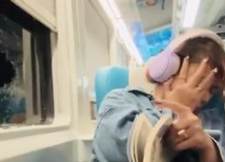 [영상] 달리던 열차로 '이거' 날아와...유리창 파편에 얼굴 다친 女