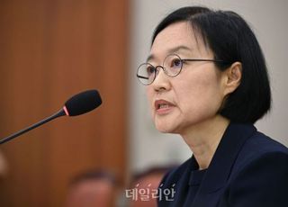 답변하는 한성숙 중소벤처기업부 장관 후보자