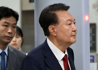 尹 조사 불발에 특검-구치소 대립…구속연장 없이 기소 이뤄지나