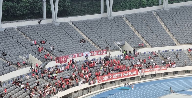 울트라 닛폰이 더 많았던 '한일전'…동아시안컵 흥행 참패