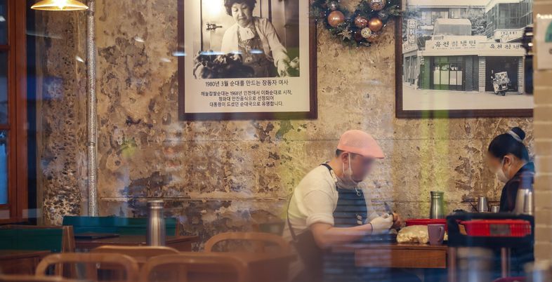 [외식업 5대 위기③] “1인 다역 사장님” 심화되는 구인난