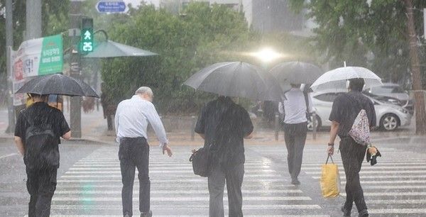 [오늘 날씨] 제헌절, 수도권 최대 150mm 물폭탄...장마철 주의해야 할 '계절성우울증'