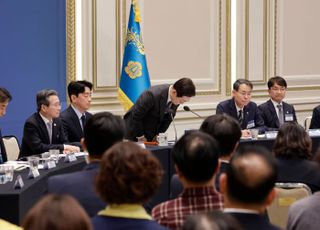 참사 유가족에 고개 숙인 李대통령, 유가족 편지도 모두 받았다