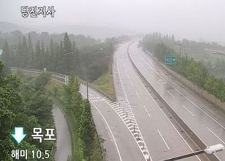 [속보] 충남 서산 석남동 침수차량서 심정지 환자 1명 발생…"서해안고속도로 서산IC 구간 차단"