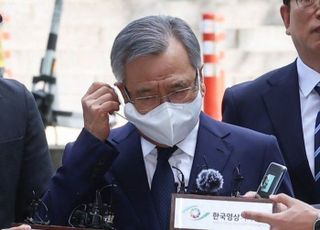 서울고법, '대장동 로비' 박영수 보석 허가…불구속 재판