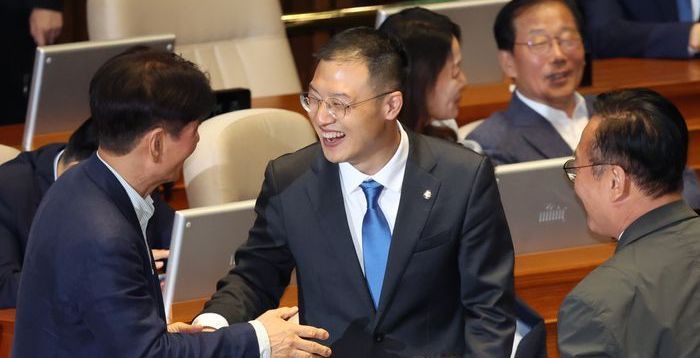 與 김상욱 "이진숙 후보, 자진사퇴해야…대통령에 부담 그만"