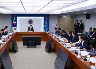 李대통령 "제헌절, 특별히 기릴 필요 있어…공휴일 지정 검토"