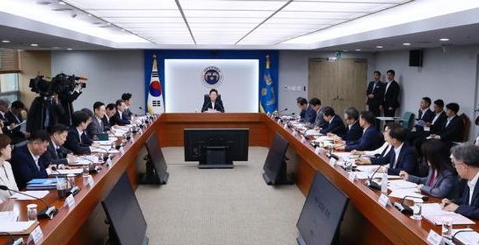 李대통령 "제헌절, 특별히 기릴 필요 있어…공휴일 지정 검토"