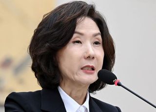 "즉답 피하라, 곤란하면 동문서답해라" 이진숙 청문회 '커닝' 논란