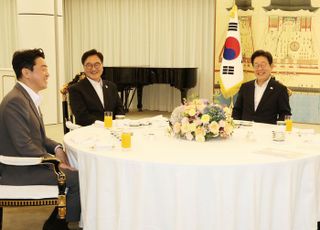 국민의힘 "감자전이 넘어가나…李대통령, 물난리에도 만찬 나누며 파안대소?"