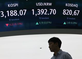 [시황] 코스피, 개인 ‘팔자’에 3180선 약보합…코스닥은 연중 최고치