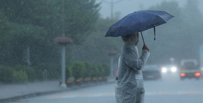 [오늘 날씨] 전국에 천둥·번개 동반 강한 비…최대 250㎜ 내려