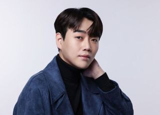 황영웅, 1억 2천 현금 후원 논란…"대기실서 직접 전달"