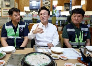 김민석 총리 '소비쿠폰 신청' 첫날 환경공무관과 순대국밥 식사