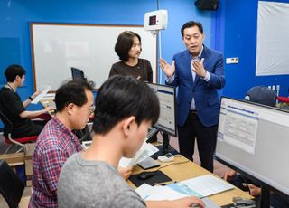 이재준 수원특례시장, 민생회복 소비쿠폰 신청 첫 날 현장 점검