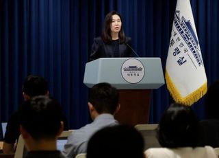 [속보] 대통령실 "강준욱 국민통합비서관 오늘 자진사퇴"