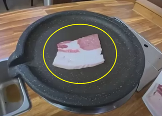 울릉도 '비계 삼겹살 논란' 일으킨 식당 업주 "직원이..."