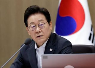 李대통령 형사재판 '올스톱'…성남FC 후원금 의혹 변호인단 "檢, 공소 취소하라"