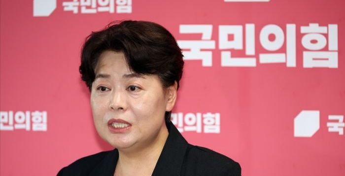 윤희숙, 의총 참석해 "당헌에 '계엄 사과' 명시해야"…의원들 "숙의 필요"