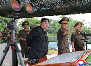 두달만에 포사격 훈련 참관한 김정은…"철저한 주적 관점이 확실한 억제력"