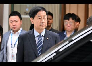출발부터 꼬인 미국 일정…부총리, 공항서 빈손 유턴