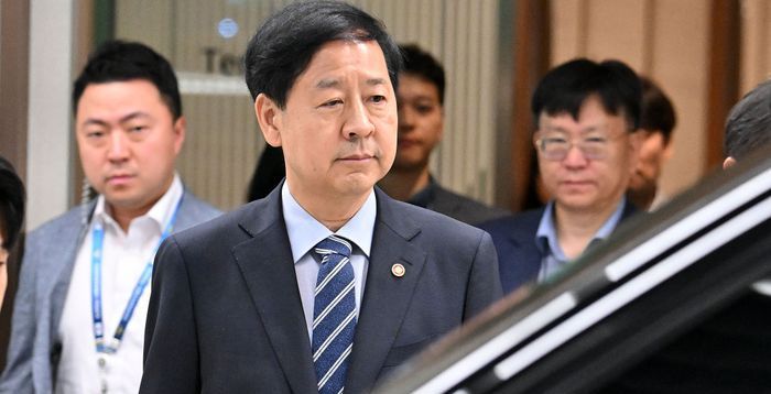 출발부터 꼬인 미국 일정…부총리, 공항서 빈손 유턴