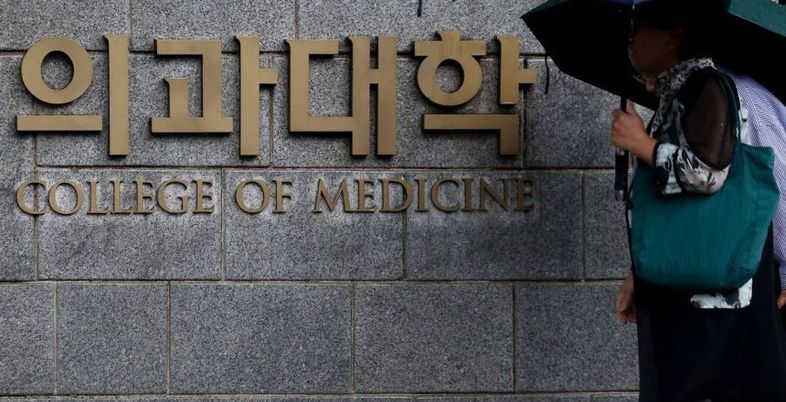 의대 본과 3학년 '5월 졸업안' 폐기…"졸업 시점 대학 자율에 맡긴다"