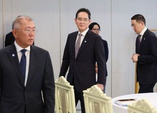 1000억 vs 4000억 달러...'보따리 외교' 직면한 韓 재계 '딜레마'