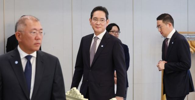 1000억 vs 4000억 달러...'보따리 외교' 직면한 韓 재계 '딜레마'