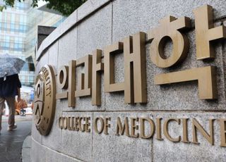 의대생에 꼬리 내린 정부, '특혜'로 2학기 복귀 허용…"기복귀생과 형평성 논란"