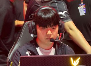 [포토] T1과의 경기 준비하는 '캐니언' 김건부