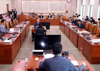 與, 검찰개혁 속도…법사위서 '검찰청 폐지안' 논의 시작