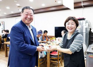김경일 파주시장, 문산자유시장에서 민생회복 소비쿠폰 사용 독려