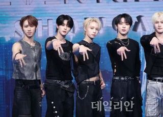 [D:현장] "롤모델은 BTS"…'전원 외국인' 세븐투에잇, 당찬 데뷔 출사표