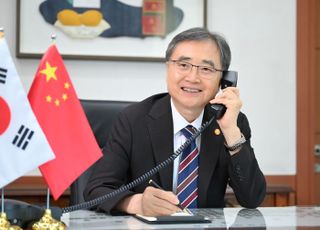조현 외교장관, 中 왕이 외교부장과 첫 통화…방한 초청