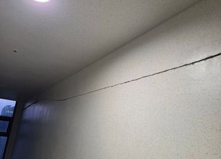 '올림픽파크포레온' 입주 8개월 만에 벽면 대형 균열…정밀안전진단 예정