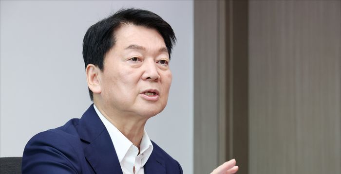 안철수 "李대통령, 전두환과 뭐가 다른가…팬 콘서트에 혈세 쓰지 말라"