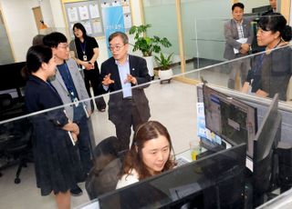 조승문 화성시 제2부시장, 소비쿠폰 상담 콜센터 직원 격려