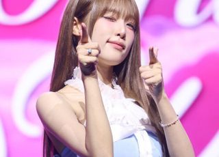 [D:현장] '블루밍 윙스' 달고 돌아온 최예나 "오래오래 '예나코어' 보여드릴래요"
