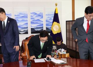민주당 '尹 거부법' 입법 속도전…여야 대치 전운