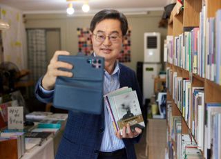 김동연, 수원 지역 서점서 점민생회복 소비쿠폰으로 책 구매