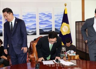 민주당 '尹 거부법' 입법 속도전…여야 대치 전운