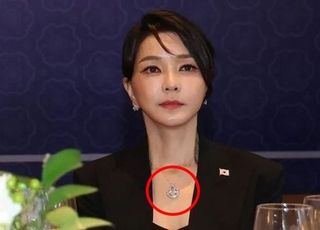 김건희 여사 목걸이 '가짜' 가능성에 실리는 무게...증거인멸에 '바꿔치기'