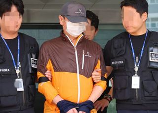 '인천 사제총 아들 살해' 60대, 검찰 송치…취재진 질문에 '묵묵부답'