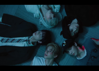 [MV 리플레이⑬] '배운 변태'로 돌아온, 투모로우바이투게더의 '뷰티풀 스트레인저스'