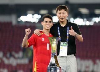 베트남 우승 이끈 김상식 감독 “기죽지 않고 싸워준 선수들에게 승리 축하”