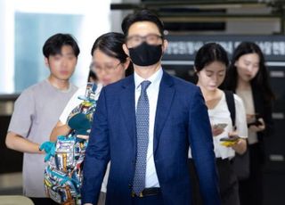 '김건희 청탁 의혹' 통일교 前본부장 구속 기로…묵묵부답 출석