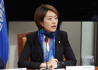 고민정, 조국 접견…"틀리지 않았단 것, 확인 받고픈 마음" 사면론 가세